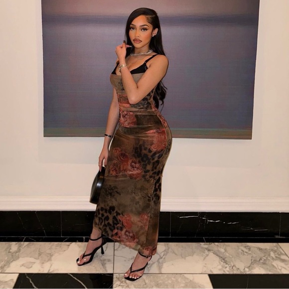 HOUSE OF CB 'Nalini’ Printed Maxi Dress - Picture 4 of 11